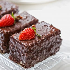 prajitura cu biscuiti crema de vanilie si ciocolata cu nuci